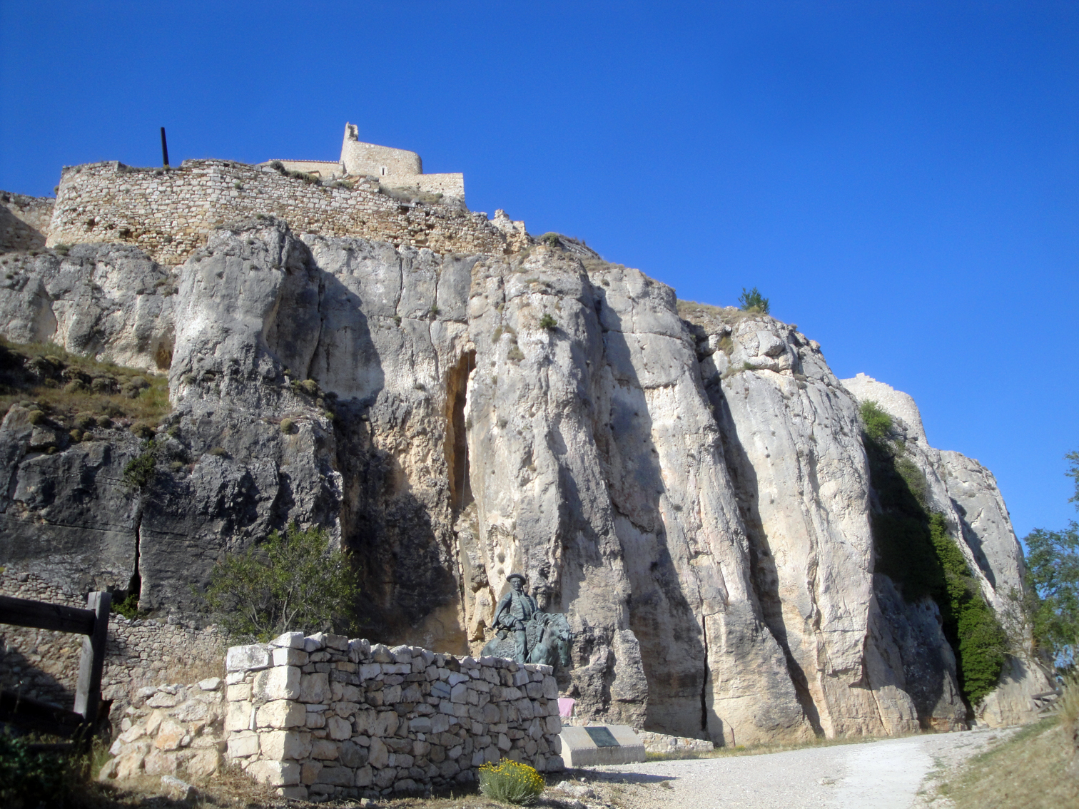 19.06.2012 Una de les muralles naturals del castell en el recorregut del seu accés  Castell de Morella -  Jordi Bibià
