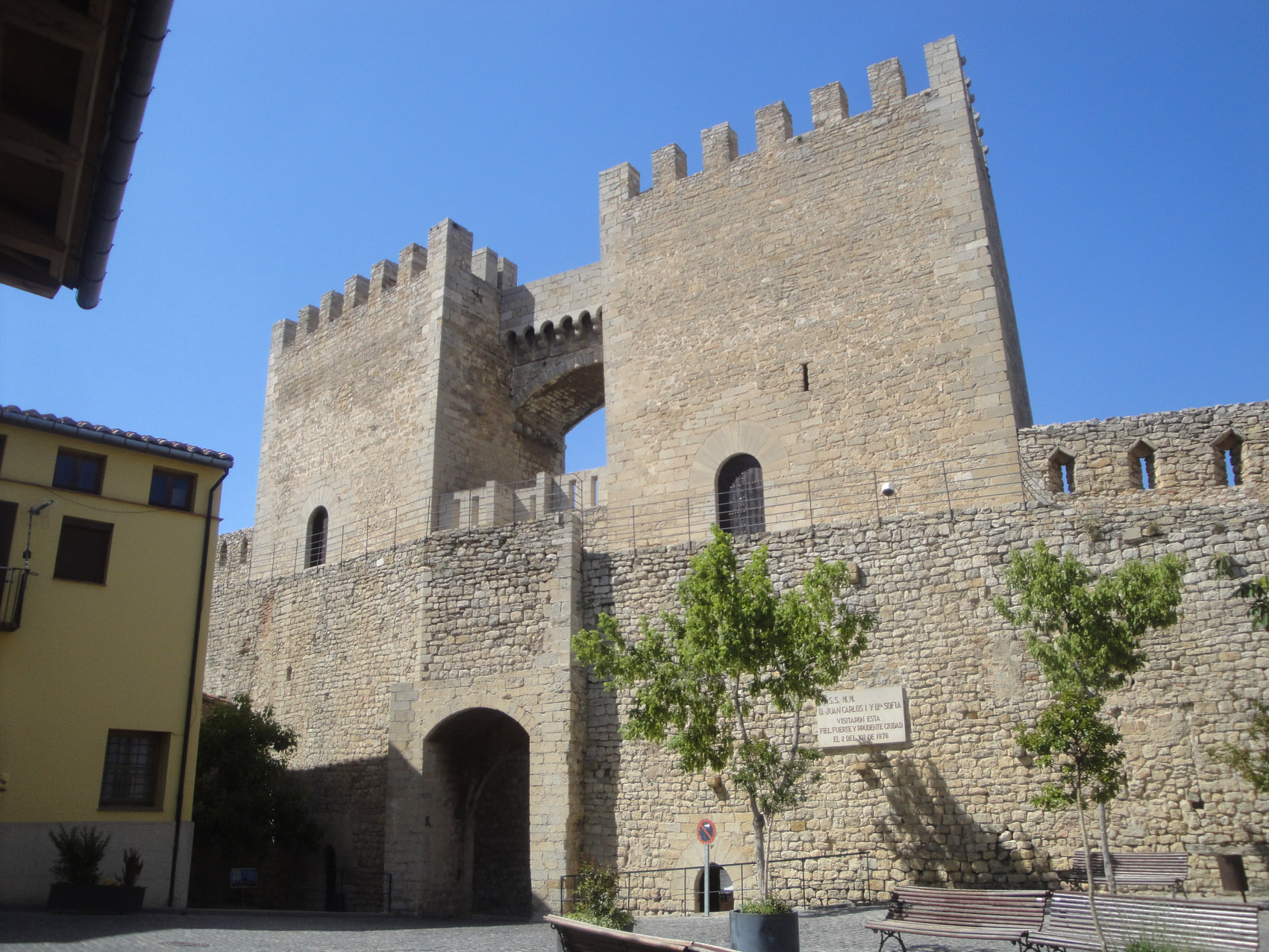 20.06.2012 El portal de Sant Miquel vist des del interior del nucli urbà  Morella -  Jordi Bibià