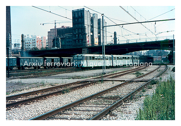 14.10.2013 Entrada del ferrobús provinent de Lleida.  Pont de Marina. Barcelona. -  Miquel Bibià Laplana