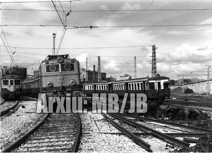 06.05.1958 Una Alsthom al mig dels 300 i 600  Estació del Nord de Barcelona -  Miquel Bibià