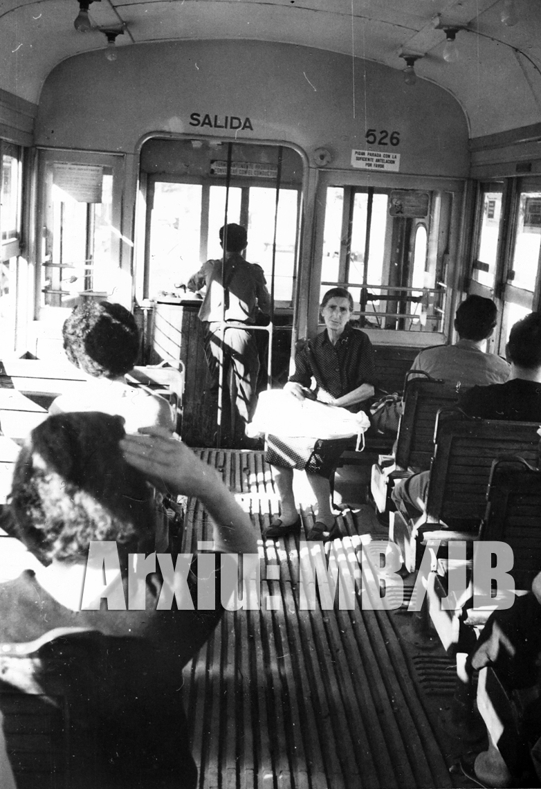 06.05.1958 Interior d'un tramvia.  Barcelona -  Miquel Bibià