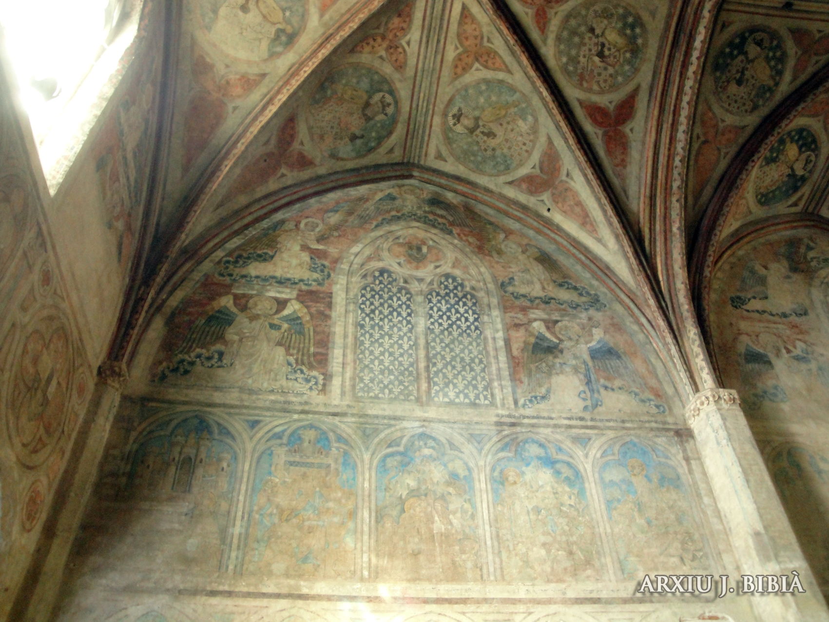 02.09.2011 Antigues pintures en unes de les capelles de Sant Serni.  Tolosa del Llenguadoc. -  Jordi Bibià
