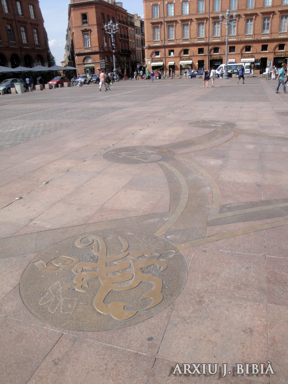 02.09.2011 La creu d'Oc en clara relació amb els dotze signes zodiacals.  Plaça del Capítol de Tolosa del Llenguadoc. -  Jordi Bibià