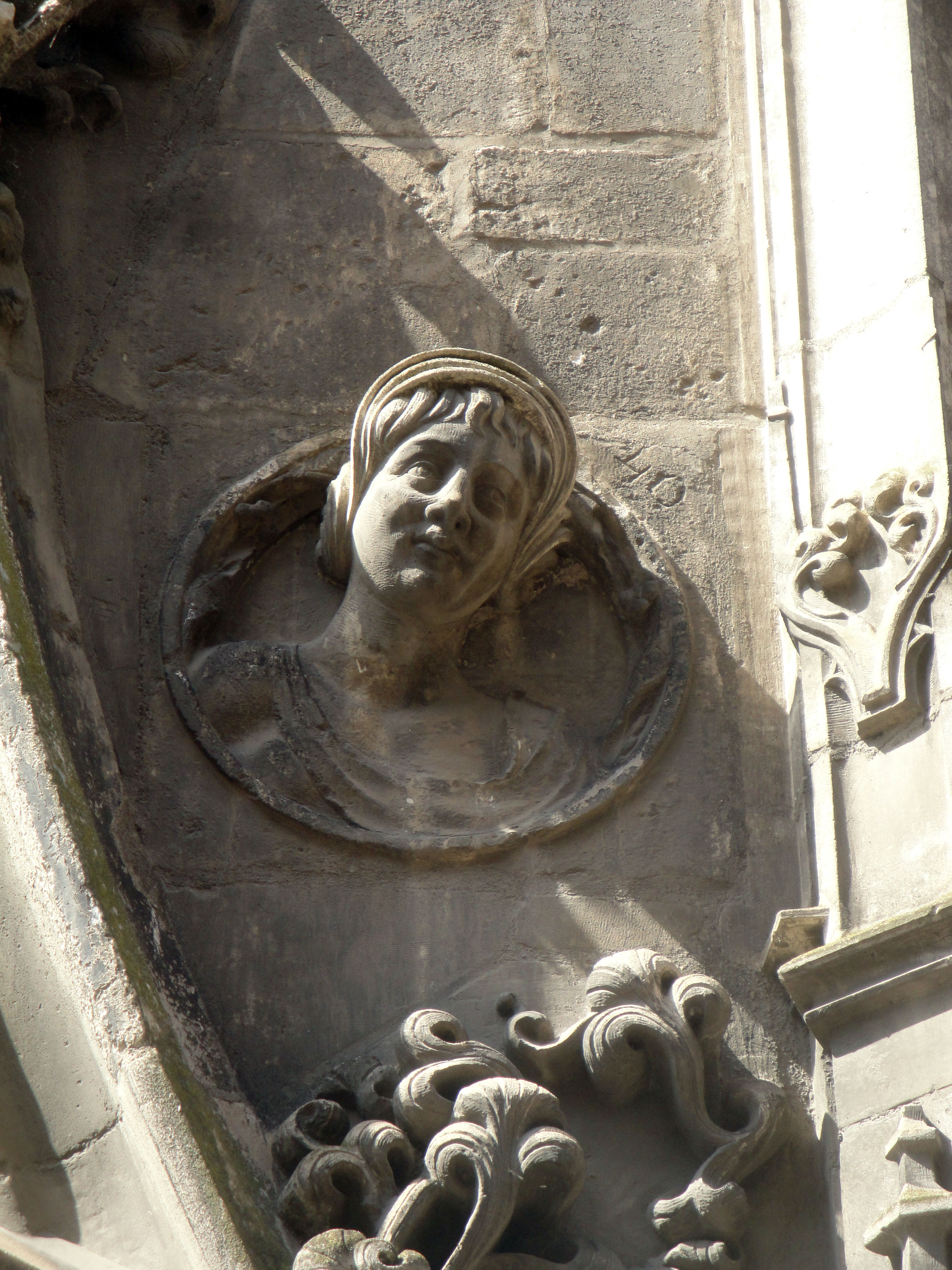 02.09.2011 Escultures d'estil renaixentistes que es poden trobar en vells edificis del casc antic.  Tolosa del Llenguadoc. -  Jordi Bibià