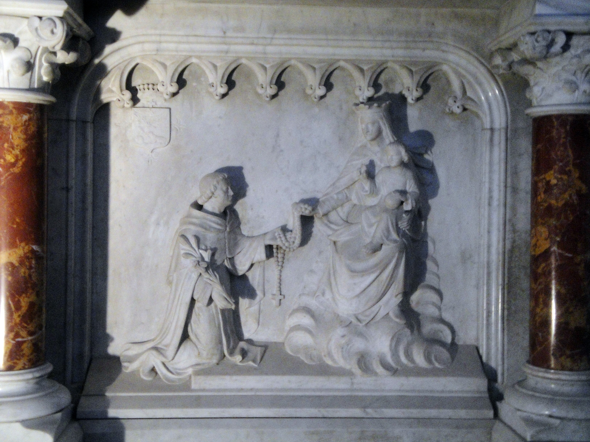 07.07.2013 Detalls escultòrics a l'altar de l'església. La Verge, Sant Domènec i el rosari miraculós.  Muret. -  Jordi Bibià