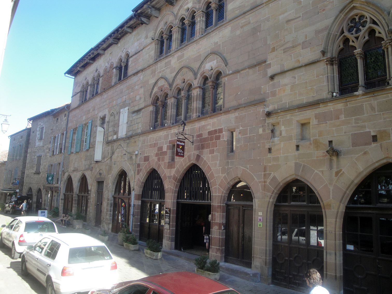 02.05.2013 Bell edificis medievals ricament decorats amb generoses escultures.  Cordes. -  Jordi Bibià