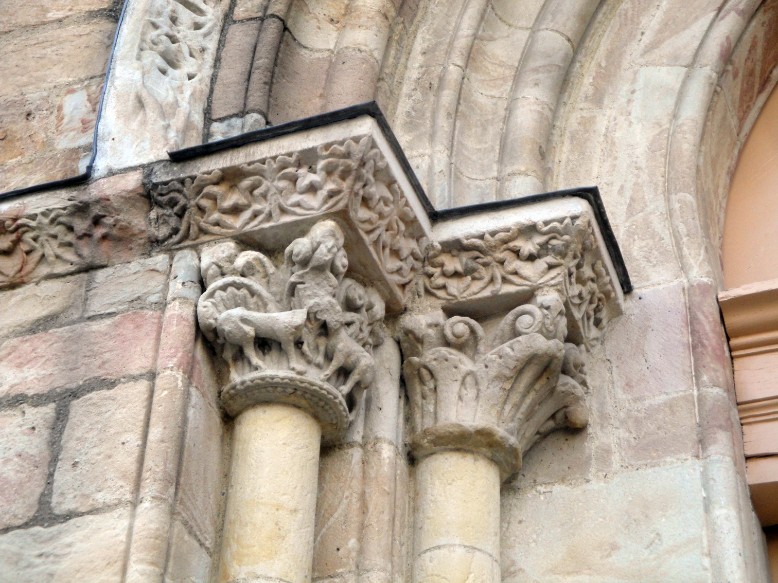 07.07.2013 Uns dels capitells de l'església romànica de Sant Volusià.  Foix -  Jordi Bibià