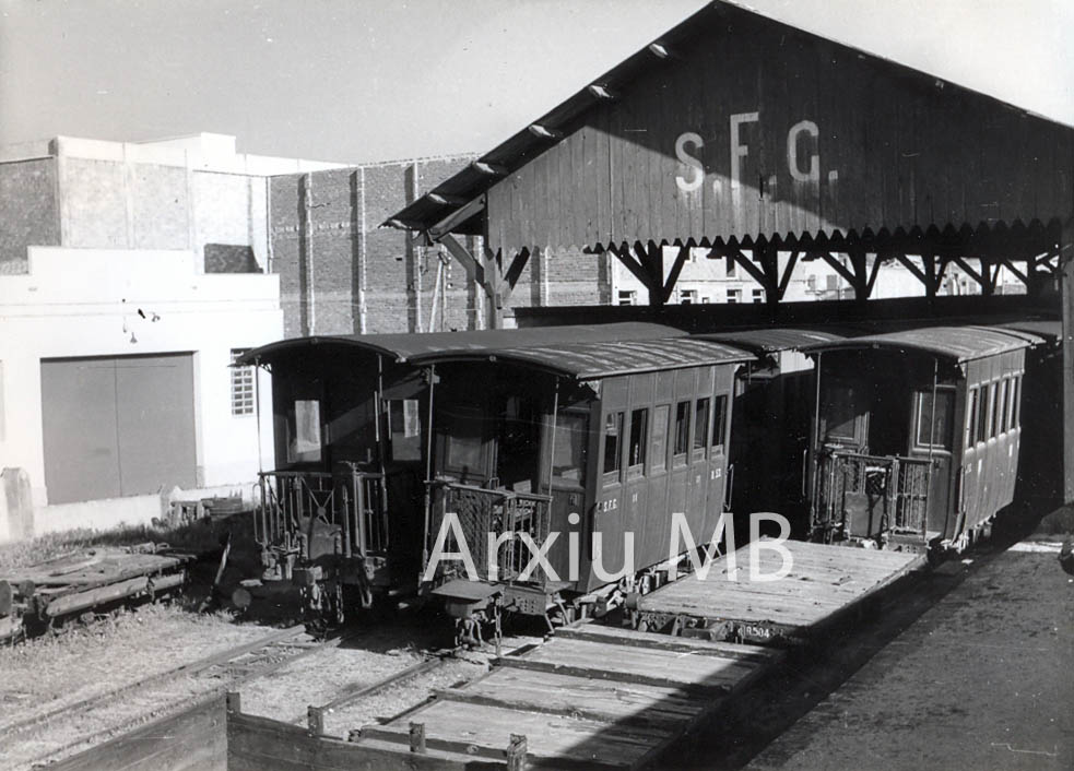 06.05.1958 El tren de Sant Feliu de Guíxols. Cotxera.  -  Miquel Bibià