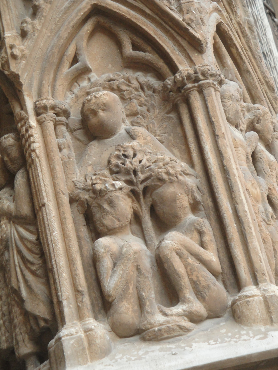 08.11.2011 Adam i Eva a l'Arbre del paradís sota la protecció de Déu.  Façana de la catedral de Tarragona. -  Jordi Bibià Balada