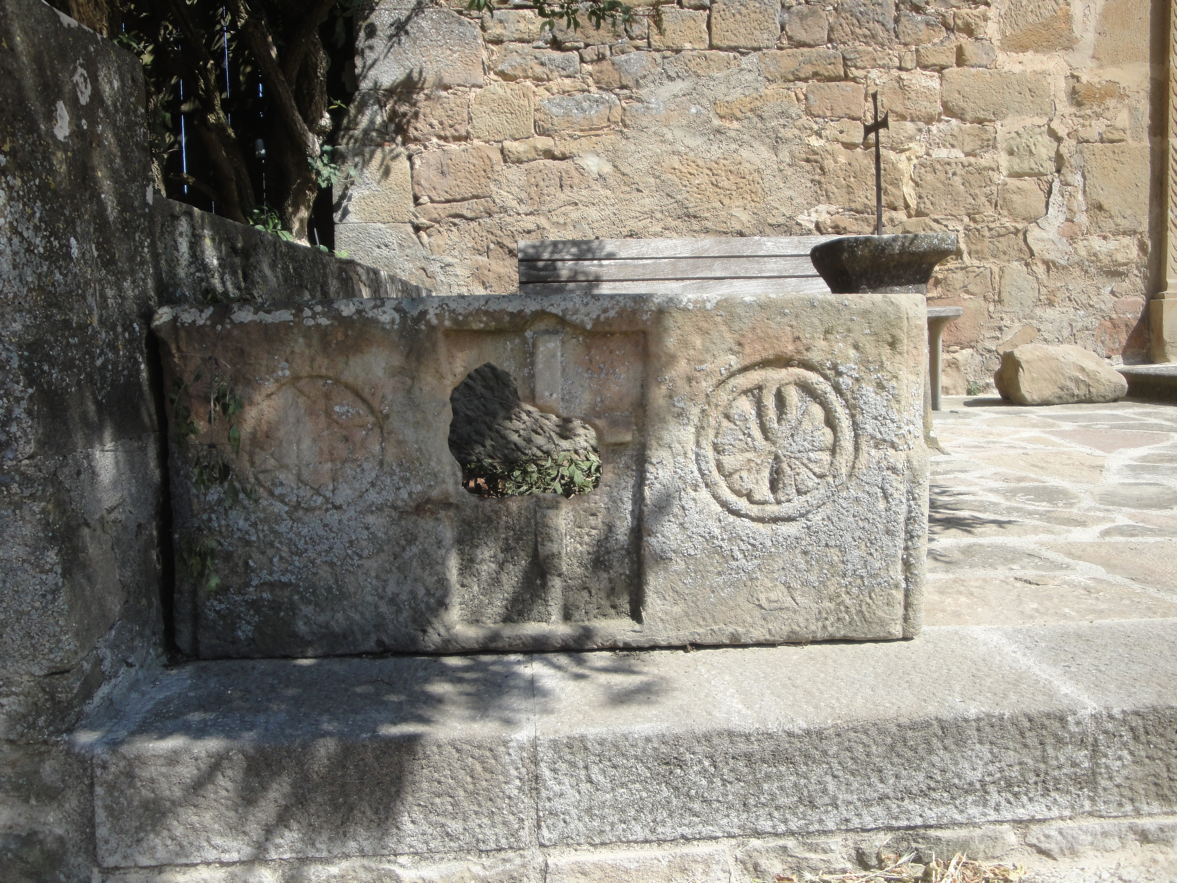 11.06.2011 A la banda dreta del sarcòfag, octagrama o creu de vuit puntes. Una clara referència a la creu de Malta.  Santuari d'Ardèvol. -  Jordi Bibià Balada