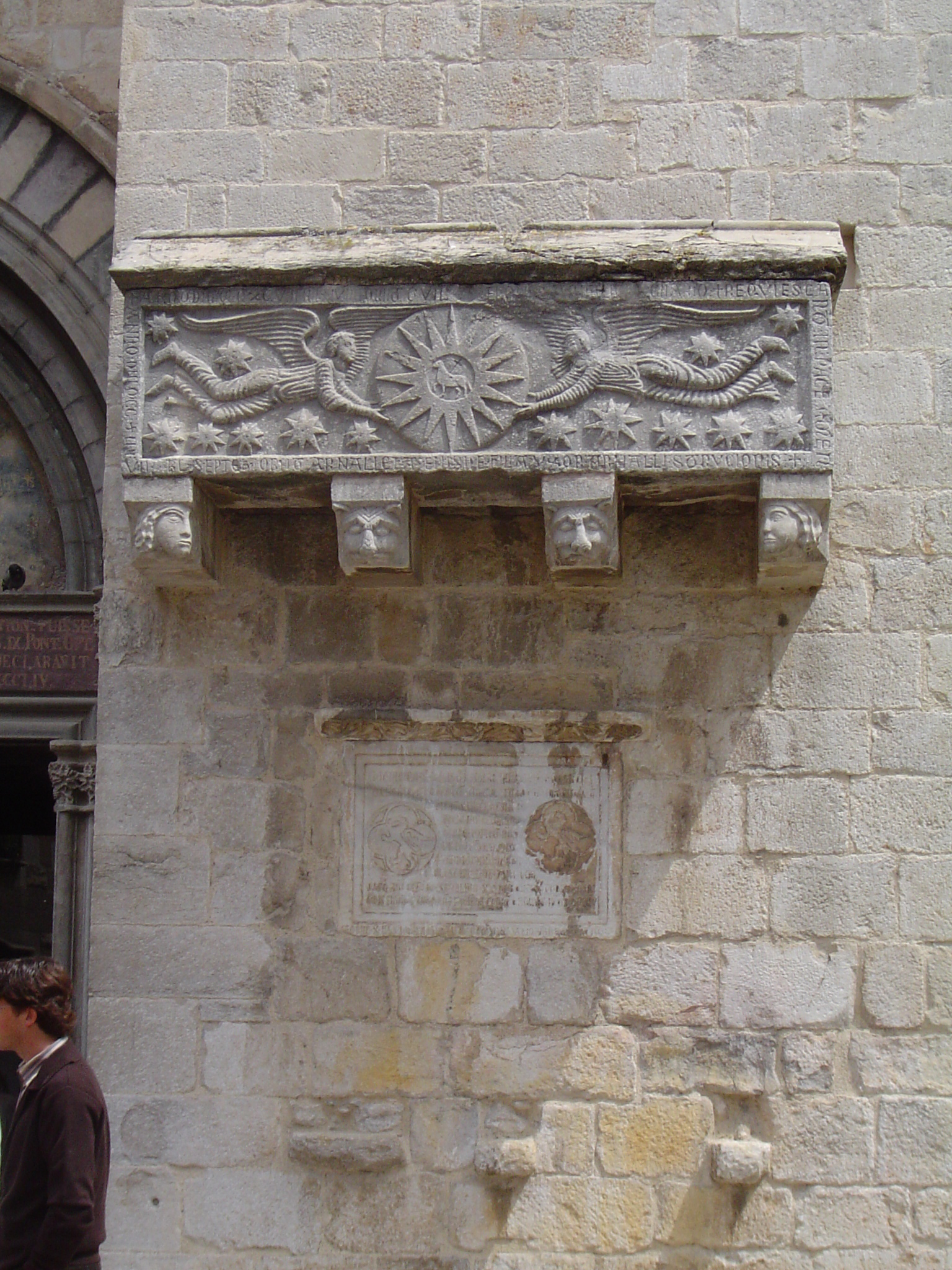 22.05.2007 Sarcòfag en pedra situat junt a la porta d'accés principal. Romànic.  Catedral de Girona. -  Jordi Bibià Balada