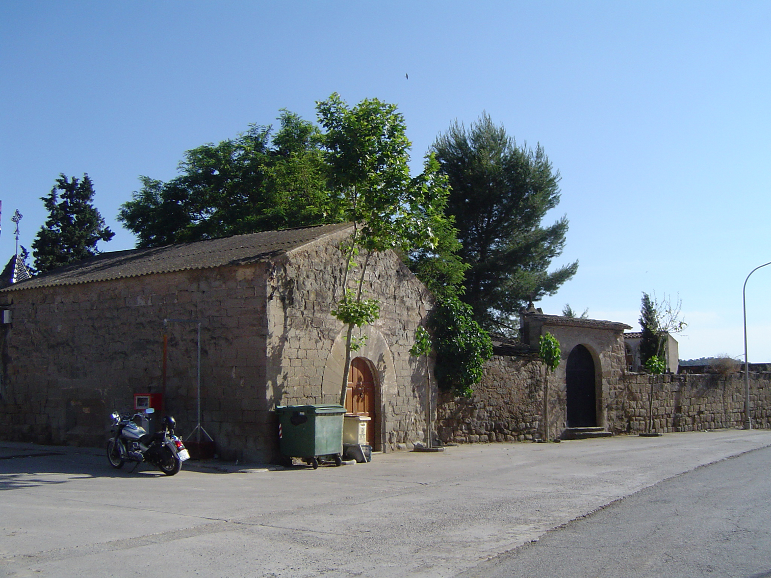 16.11.2016 En primer terme: la capella de Santa Magdalenta. Adjunt adquesta: el cementiri. En una image de l'any 2009.  Sanaüja -  Jordi Bibià Balada