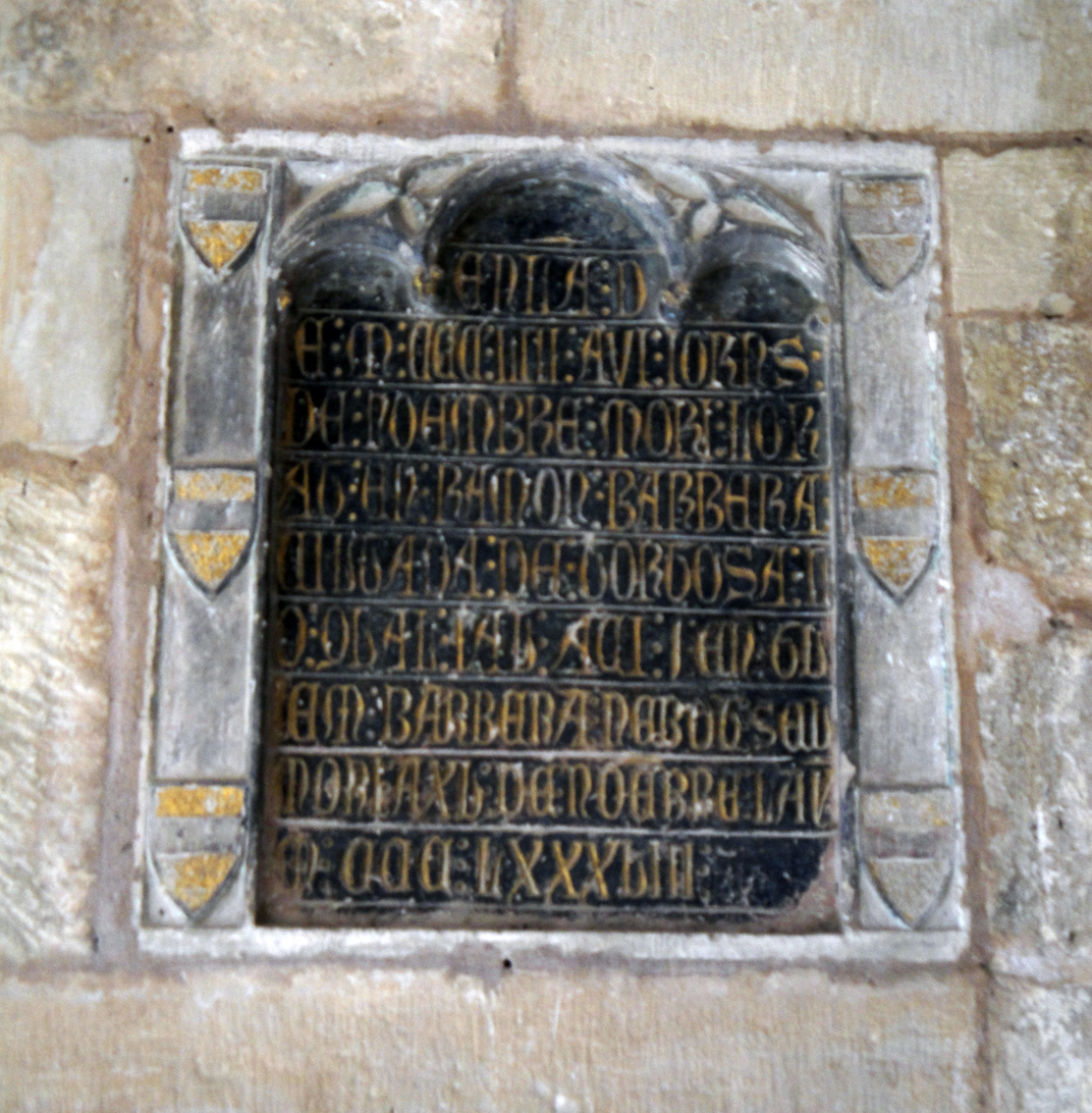 19.07.2011 Escultura funerària d'un Barbarà. Al marc són visibles sis escuts.  Claustre de la catedral de Tortosa. -  Jordi Bibià