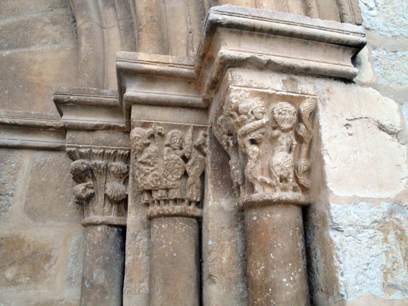 27.11.2017 Capitells romànics a la porta d'ingrés.  Sant Mateu. -  Jordi Bibià