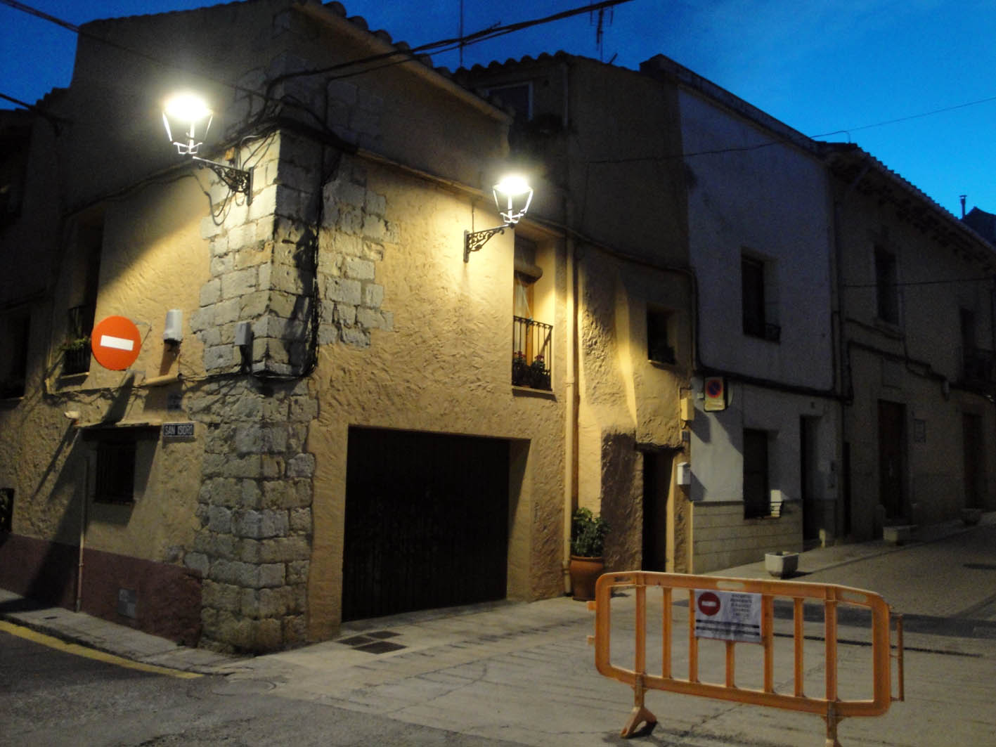 27.11.2017 Un dels antics portals d'accés. A la dreta base d'una torre.  Sant Mateu. -  Jordi Bibià