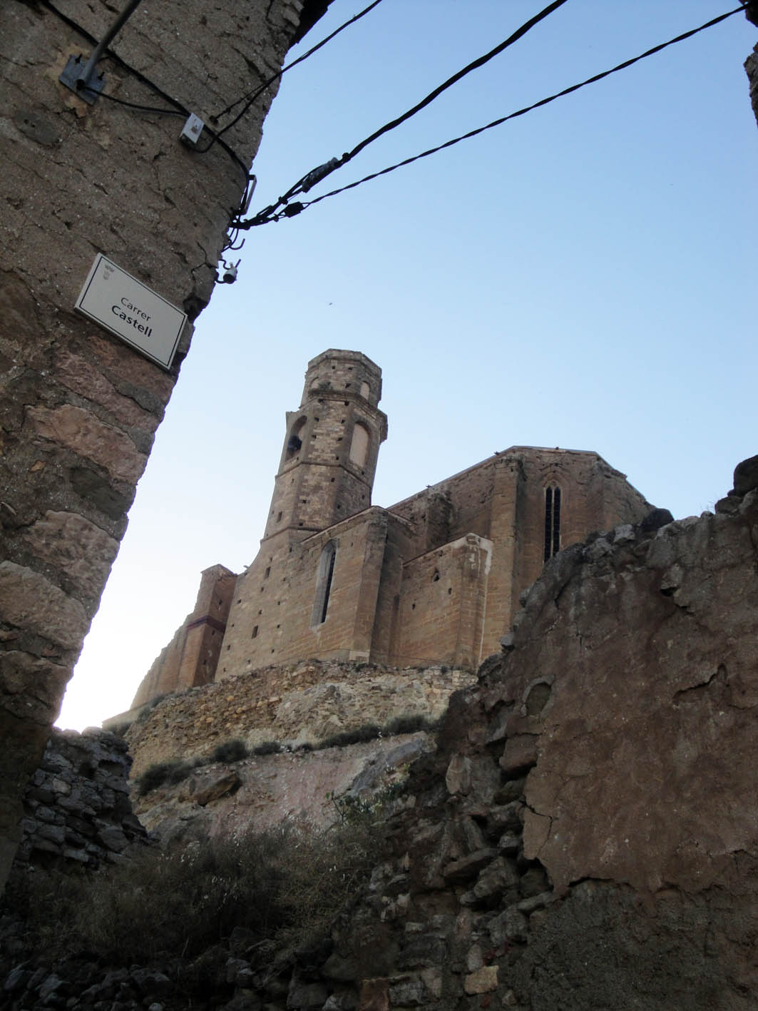 27.11.2017 Vista de l'església del castell.  Castelló de Farfanya. -  Jordi Bibià