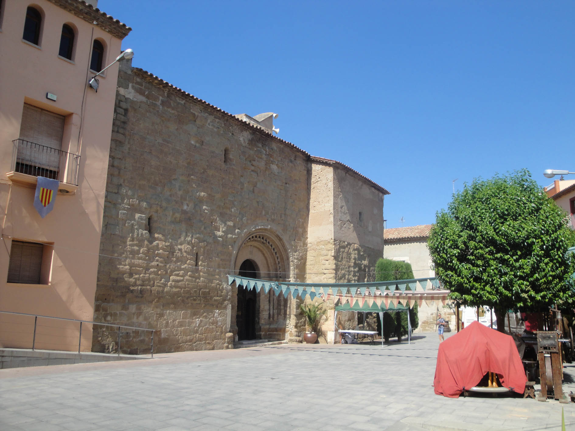 27.11.2017 Façana d'ingrès de l'Església.  Castelló de Farfanya. -  Jordi Bibià