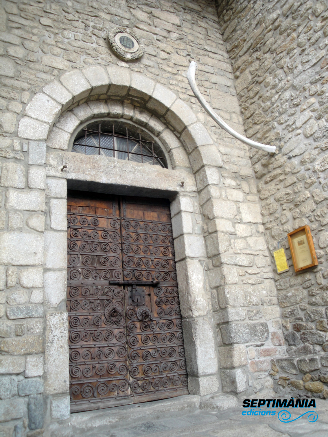 03.12.2017 Costella de balena a l'entrada de l'església.  Prats de Molló -  Jordi Bibià