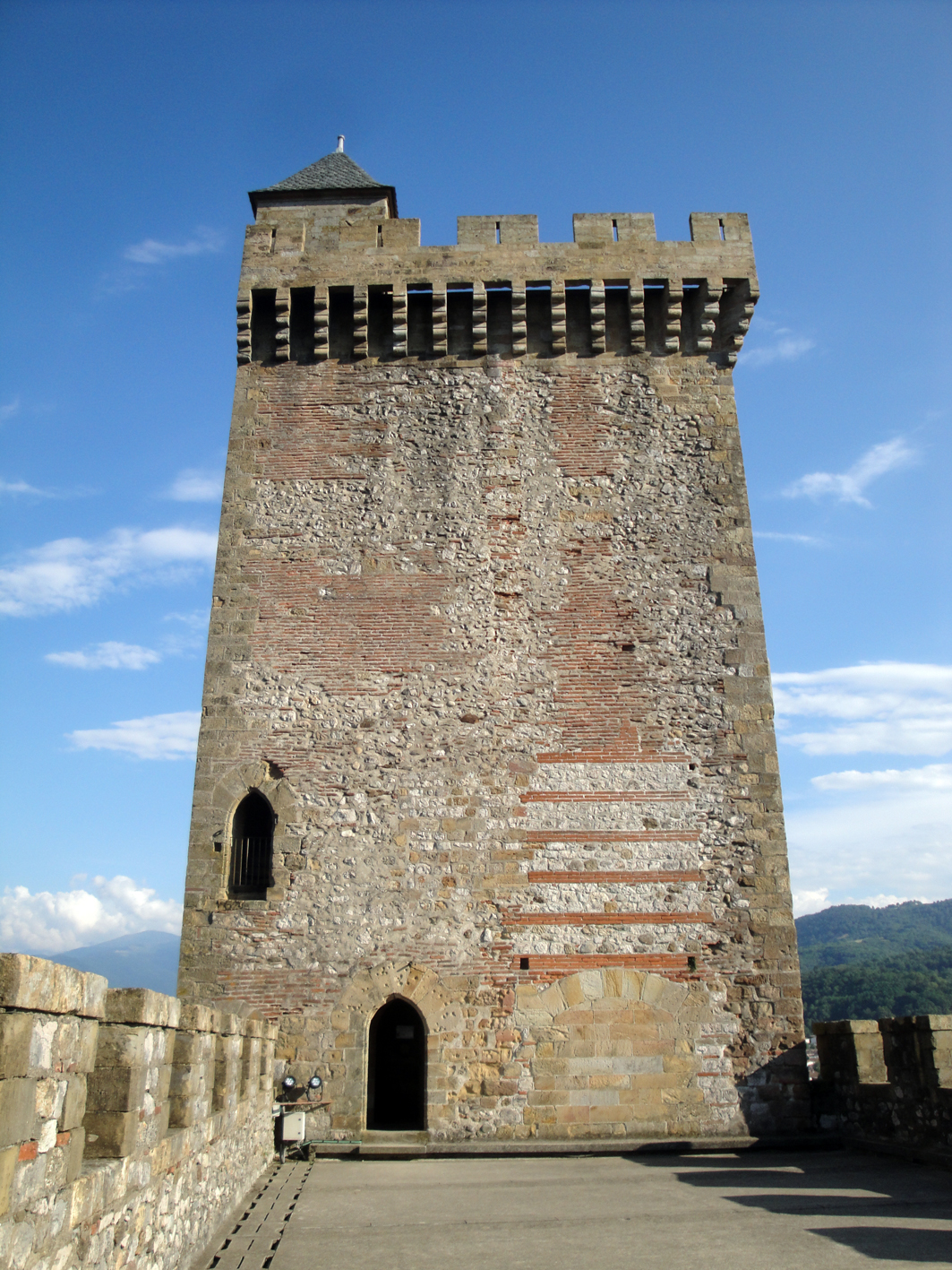 29.07.2018 Vista lateral de la torre més antiga.  Castell de Foix -  Jordi Bibià