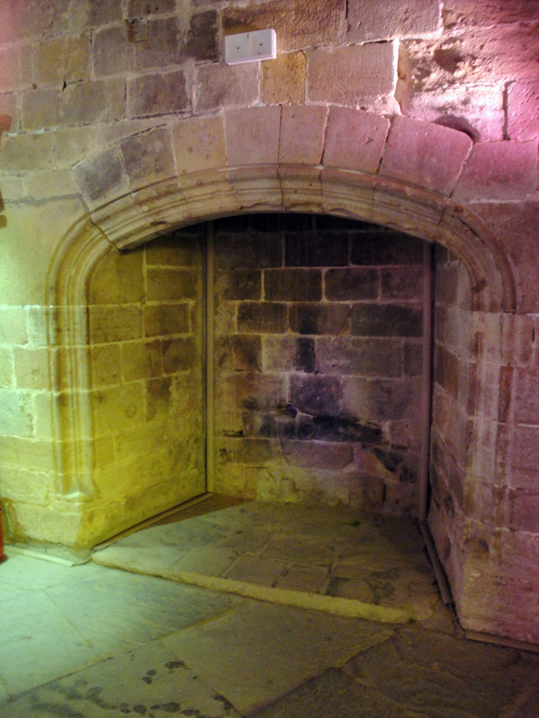 29.07.2018 Llar de foc en una de les plantes de les torres.  Castell de Foix -  Jordi Bibià