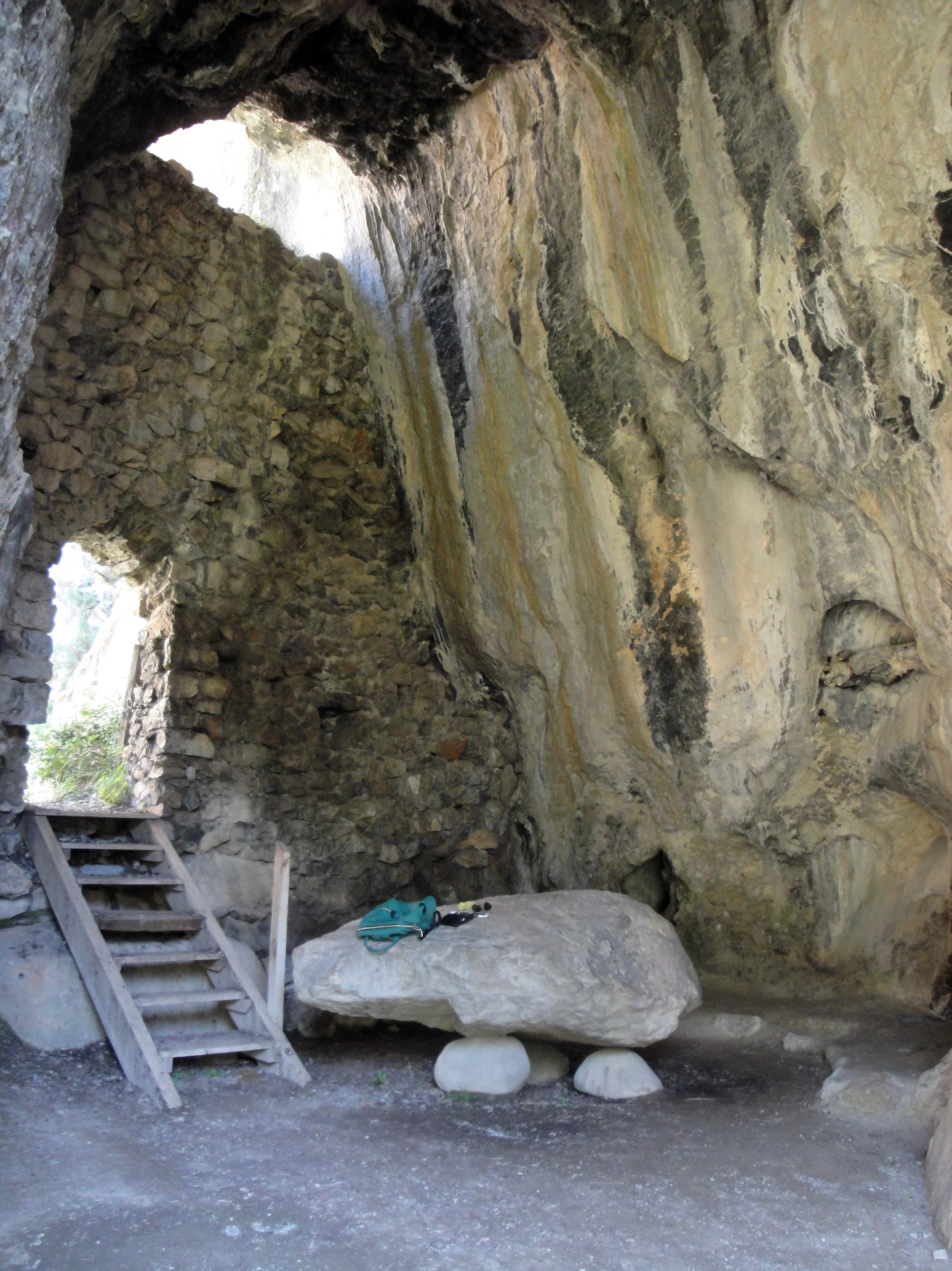 30.07.2018 L'espai de la cova i la suposada pedra altar.  -  Jordi Bibià