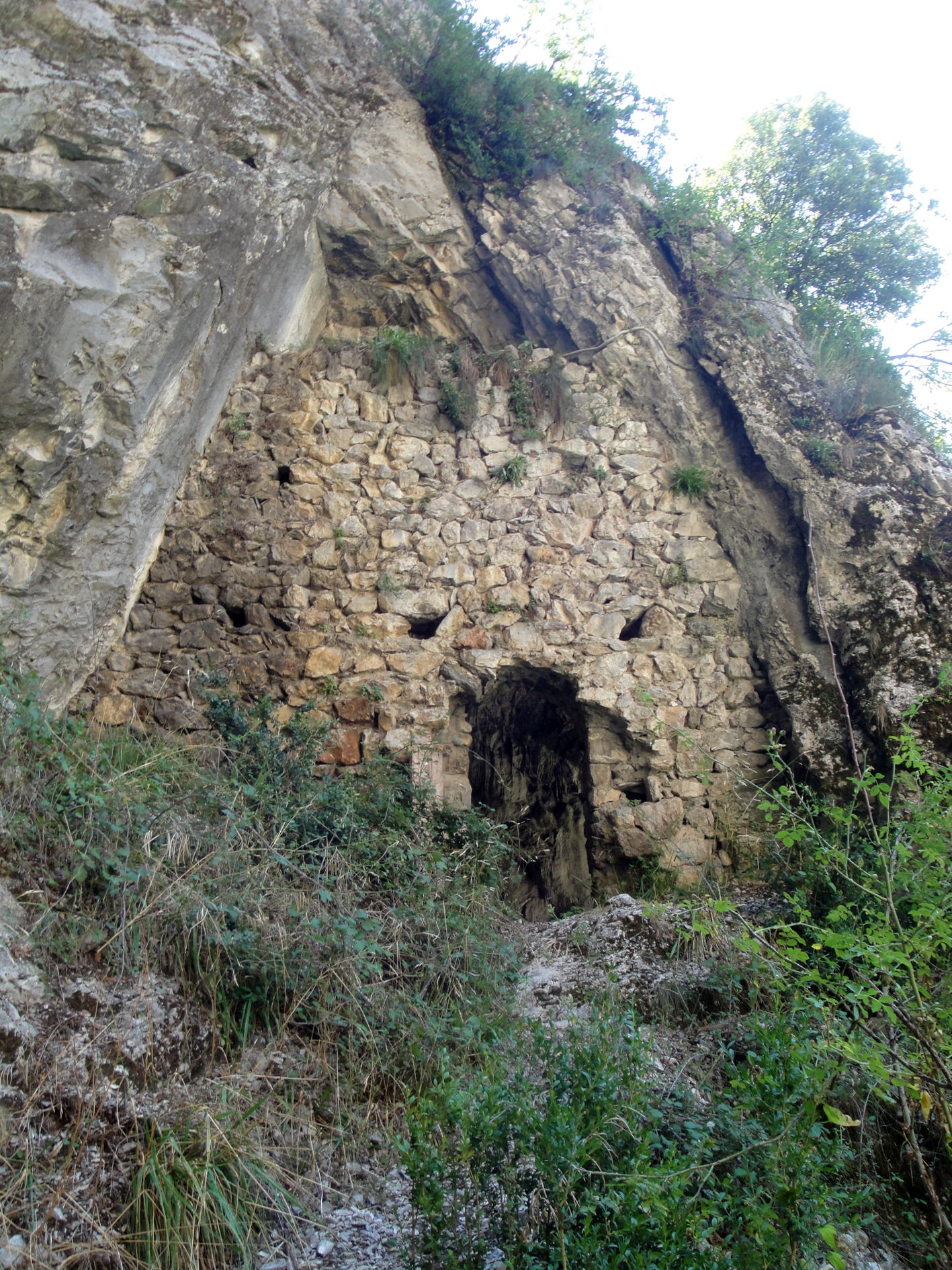 30.07.2018 L'entrada de la cova de Betlem fortificada.  -  Jordi Bibià