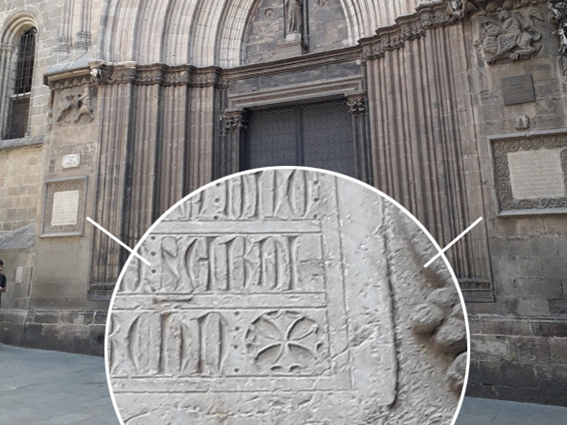 02.07.2019 Tot i els 721 que fa que són, tenim diverses creus occitanes a les làpides fundacionals de la catedral.  Porta de Sant Iu. Catedral de Barcelona. -  Jordi Bibià