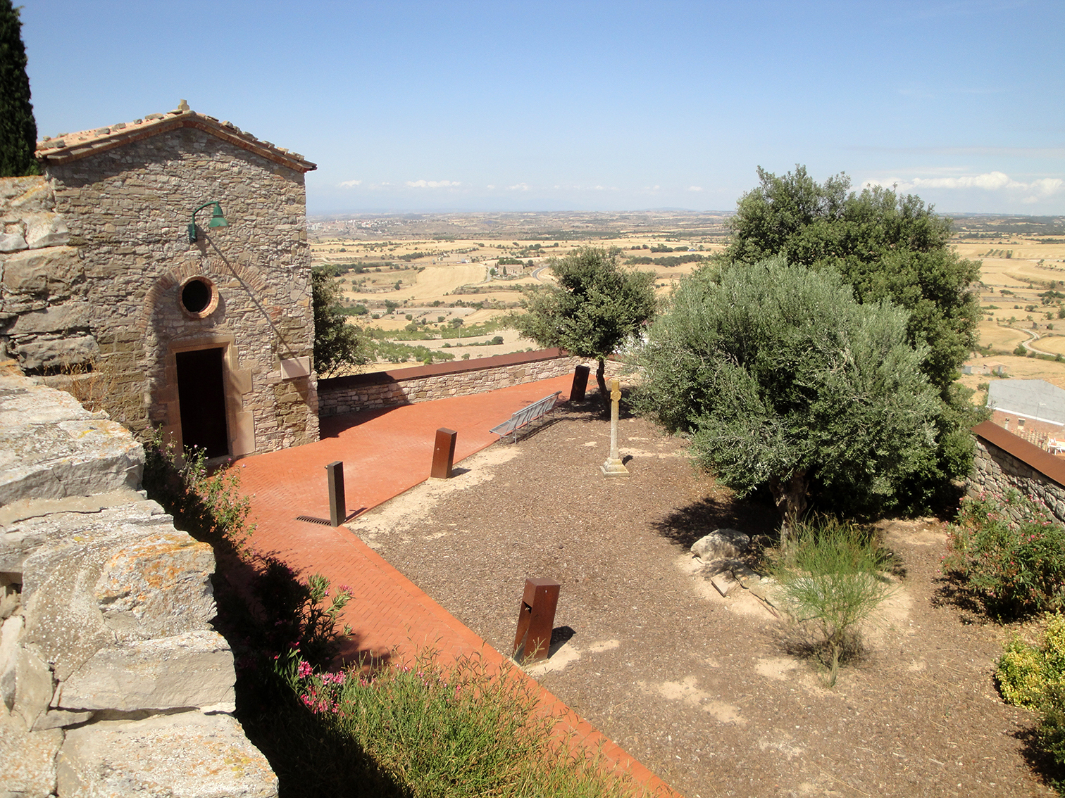 01.08.2019 L'espai que ocupava l'antic cementiri. Ara, espai enjardinat.  Granyena de Segarra. -  Jordi Bibià