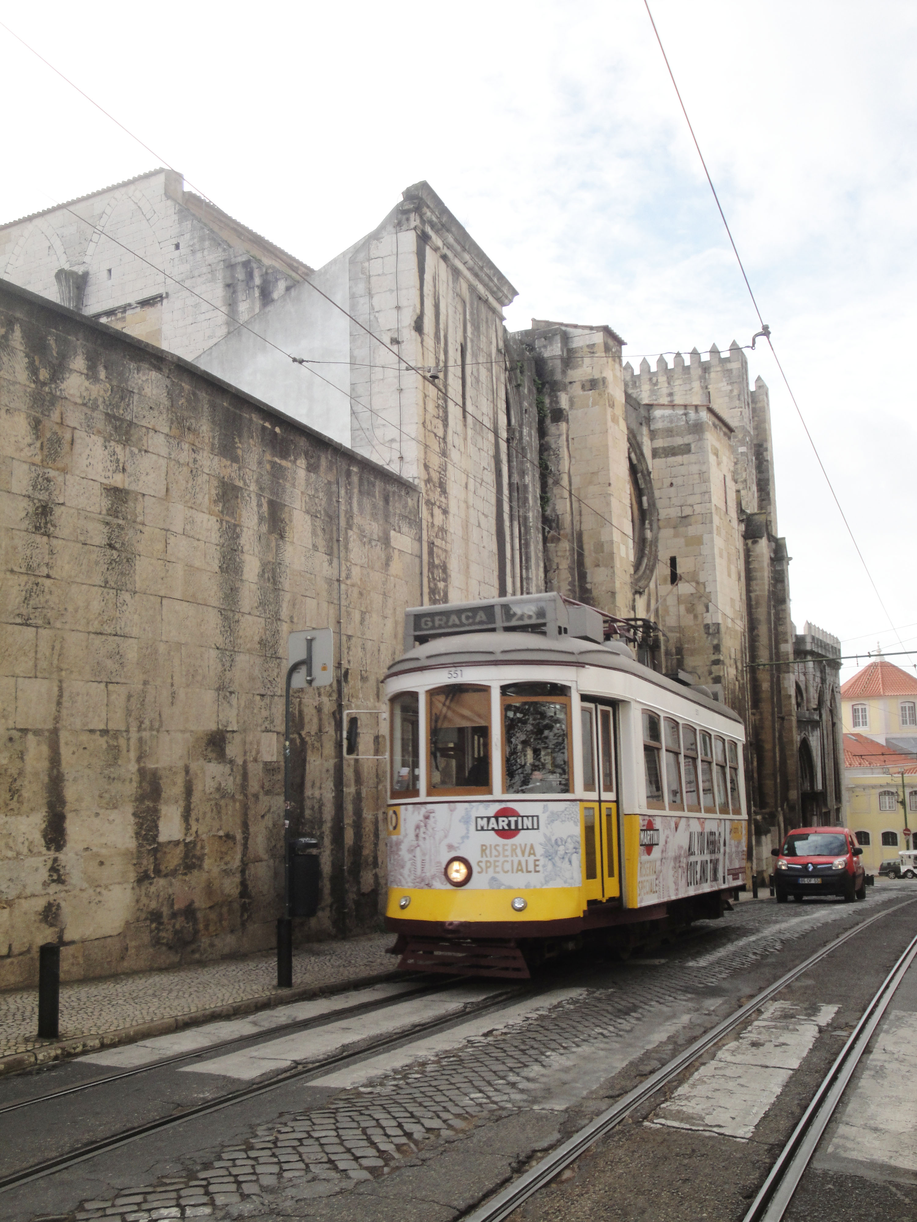 28.12.2019 Pujant pel darrera de la catedral de Sé.  Lisboa -  Jordi Bibià