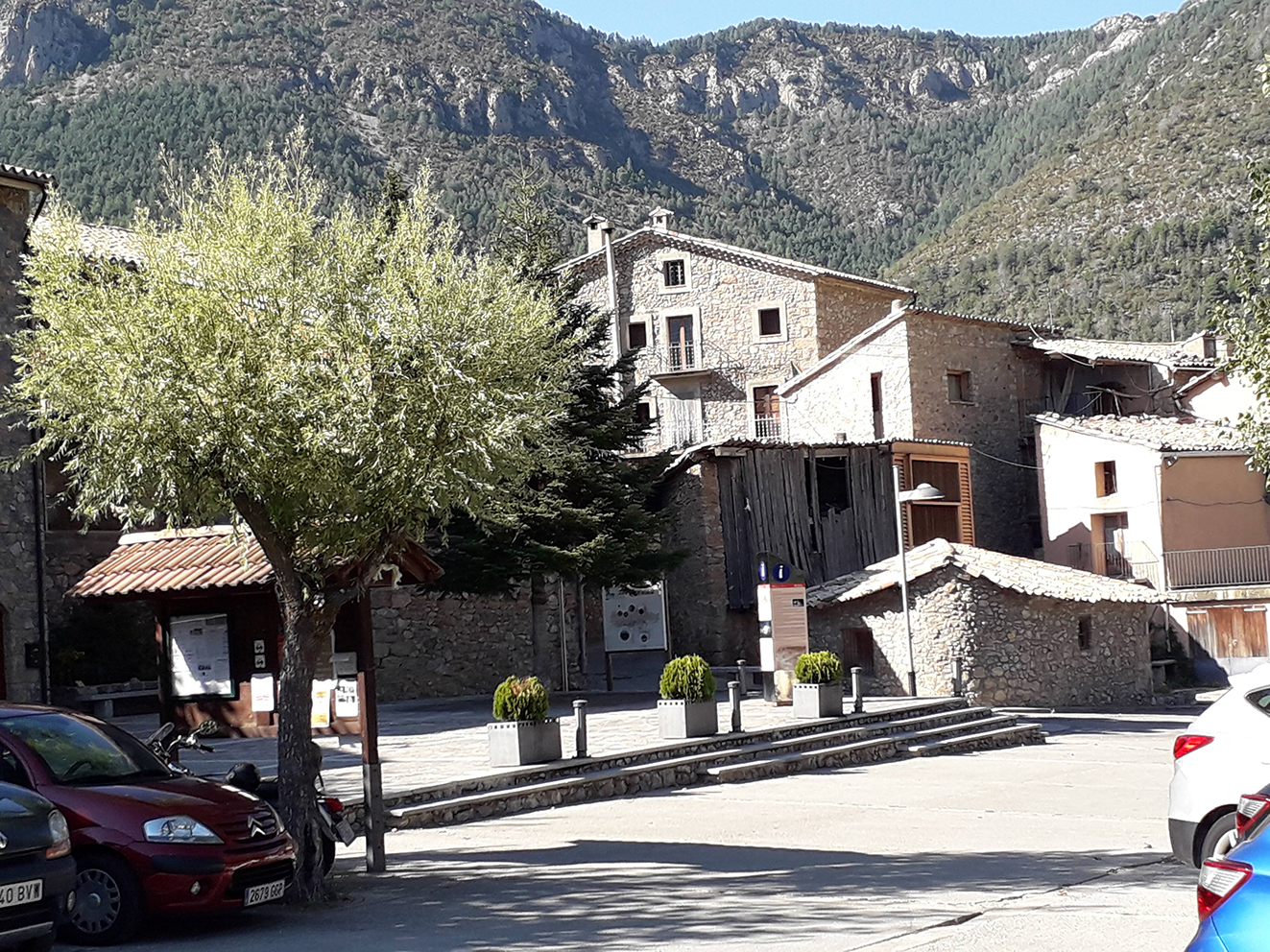 06.09.2020 La plaça de Tuixent.  -  Autor