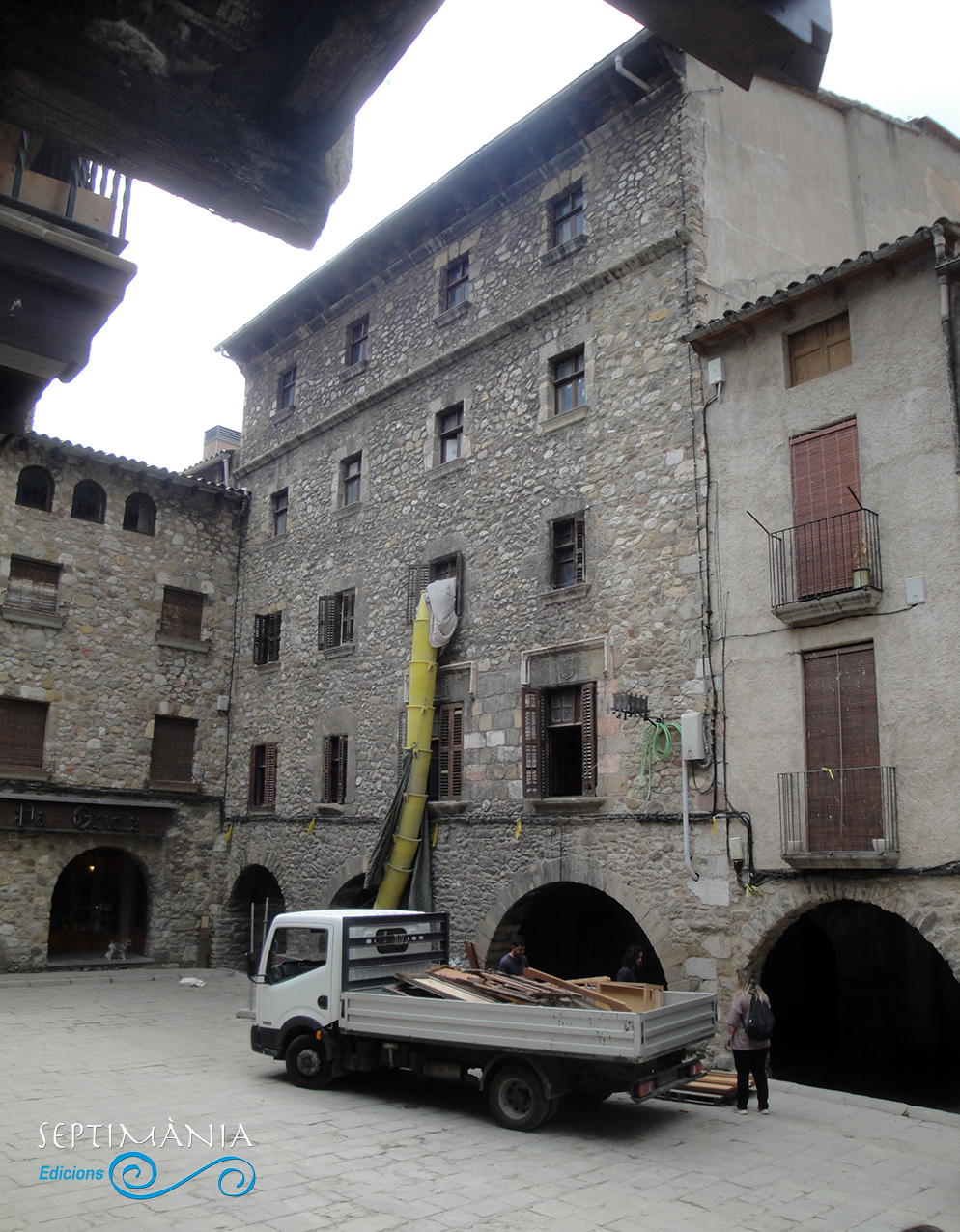 30.05.2021 La casa dels Foix.  Pl. de Galceran de Pinós -  J. Bibià