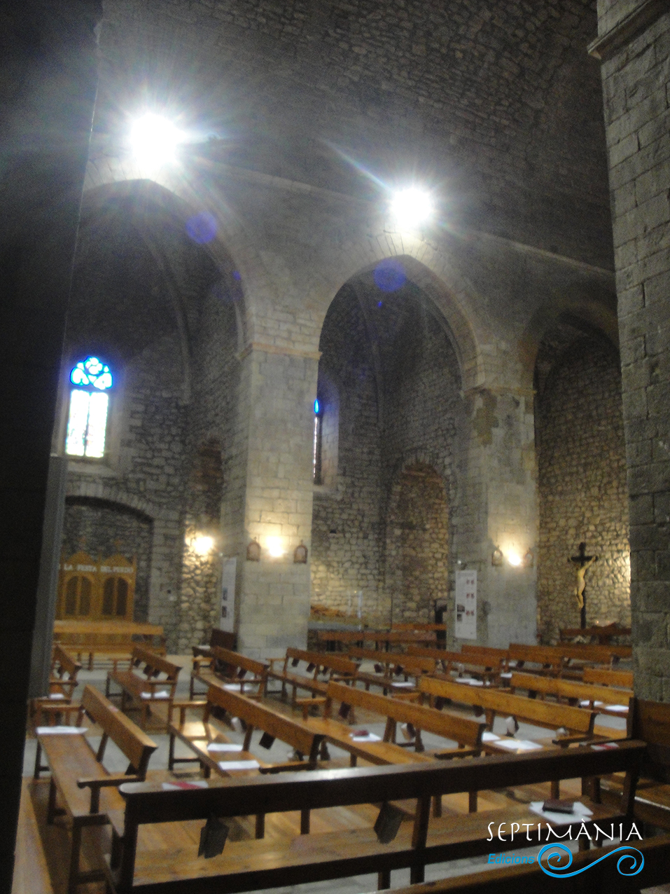 30.05.2021 Vista dels arcs de la nau central.  Església de Sant Esteve. -  Autor