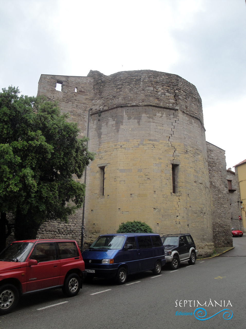 30.05.2021 Ábside hexagonal de l'església.  Sant Esteve. -  Autor