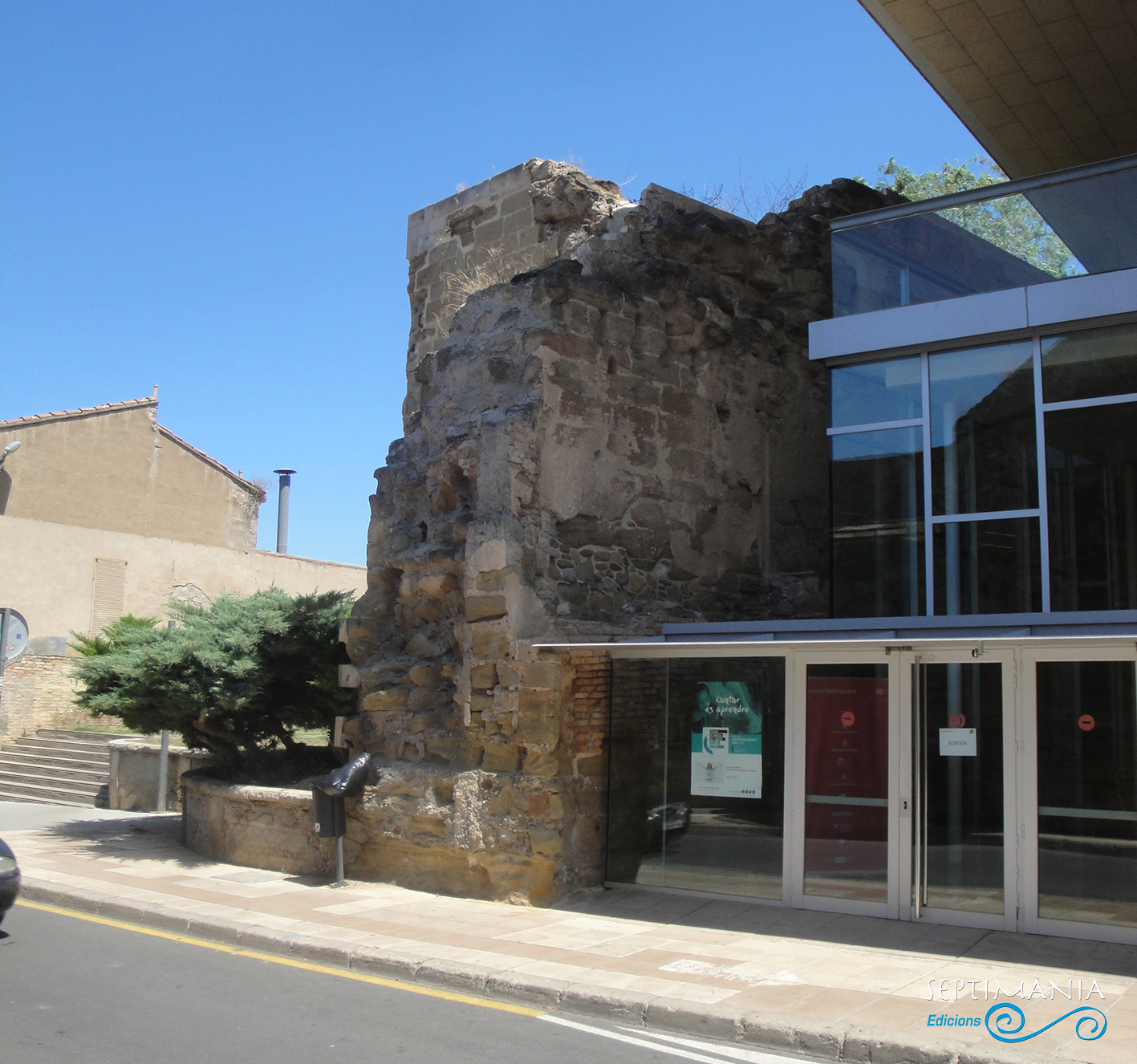 13.07.2021 Restes de la muralla que tot sembla indicar arribaven fins a l'absis.  -  J. Bibià