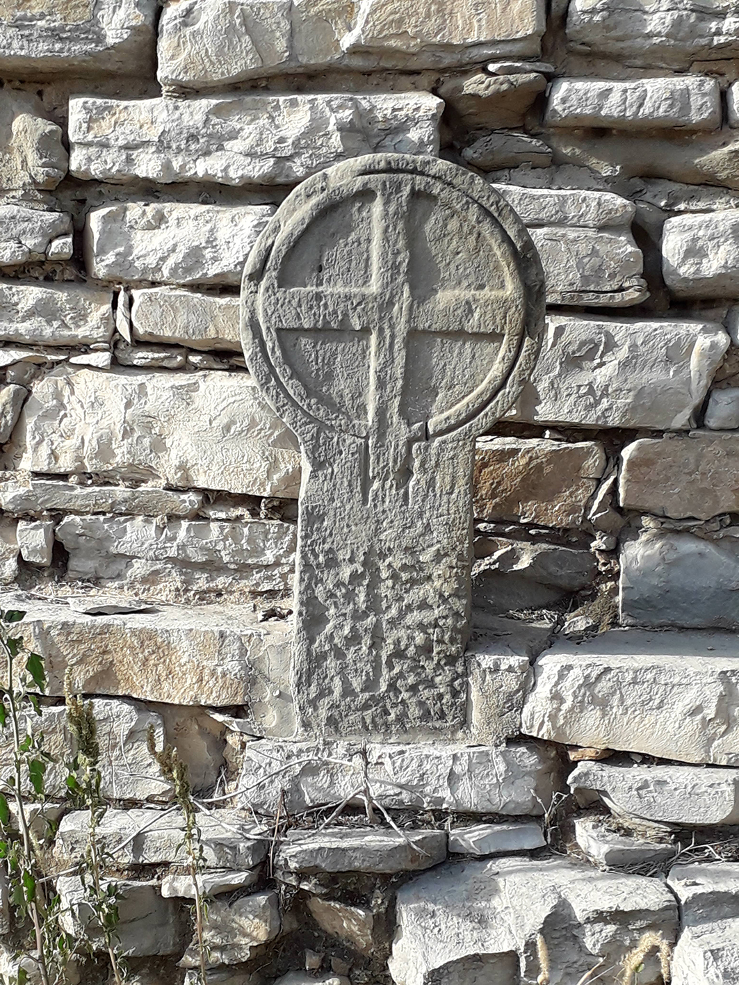 06.09.2021 Estela funerària discoïdal amb creu grega inscrita en un cercle.  El Llor (La Segarra) -  J. Bibià