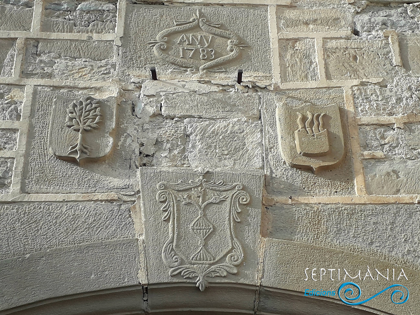 06.09.2021 Heràldica dels senyors de El Llor. Al mig, part inferior, heràlidca dels Copons. A l'esquerra, els Llor. I la dreta, potser Alfar.  Porta d'accès de l'església de Sant Julià del Llor -  J. Bibià