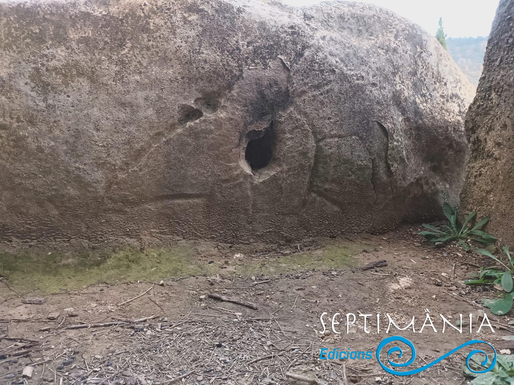 03.05.2023 Grafit a l'àrea del dolmen, o dolmen de Sols del Riu.  La Baronia de Rialb. -  J. Bibià