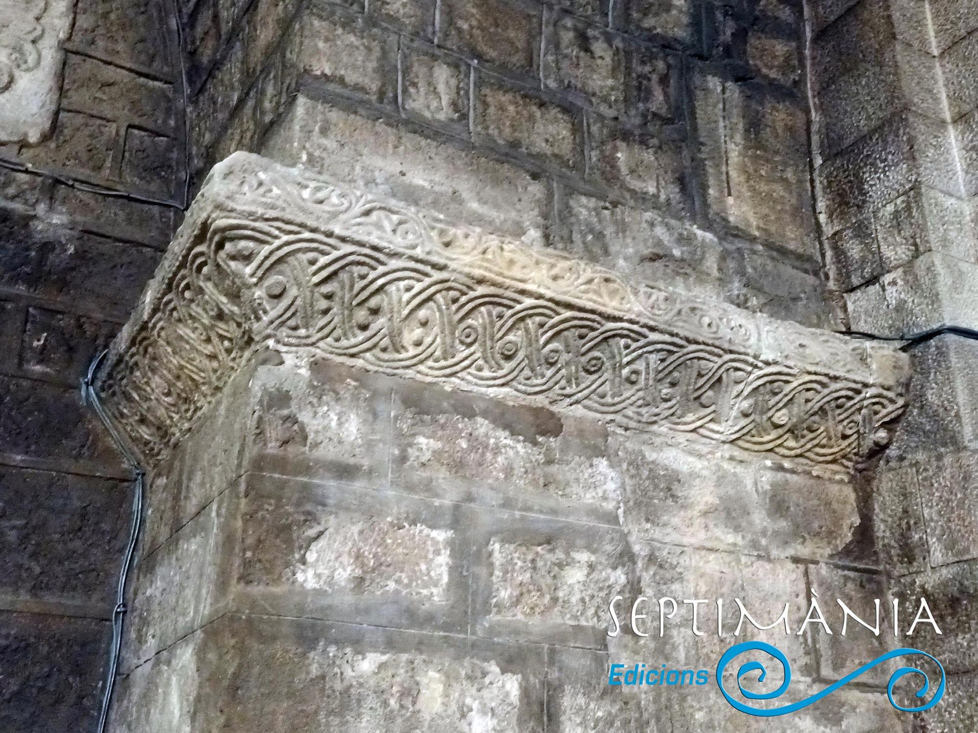 05.09.2023 Imposta esculpida amb una mena d'espiral entrellaçada. Part del primitiu temple.  Sant Pere de les Puel·les. Barcelona -  J. Bibià
