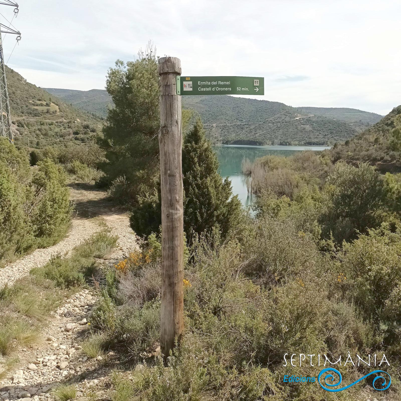 10.04.2024 El camí està força ben senyalitzat. Al fons, el pantà de Camarassa.  -  J. Bibià