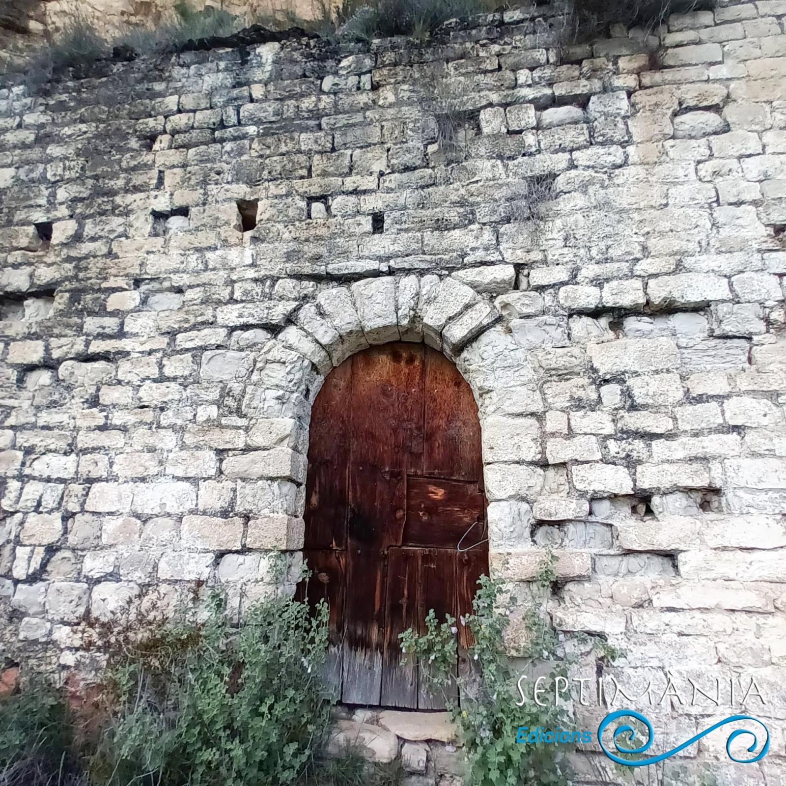 10.04.2024 Porta d'ingrès de mig punt en el mur sud.  Oroners. -  J. Bibià