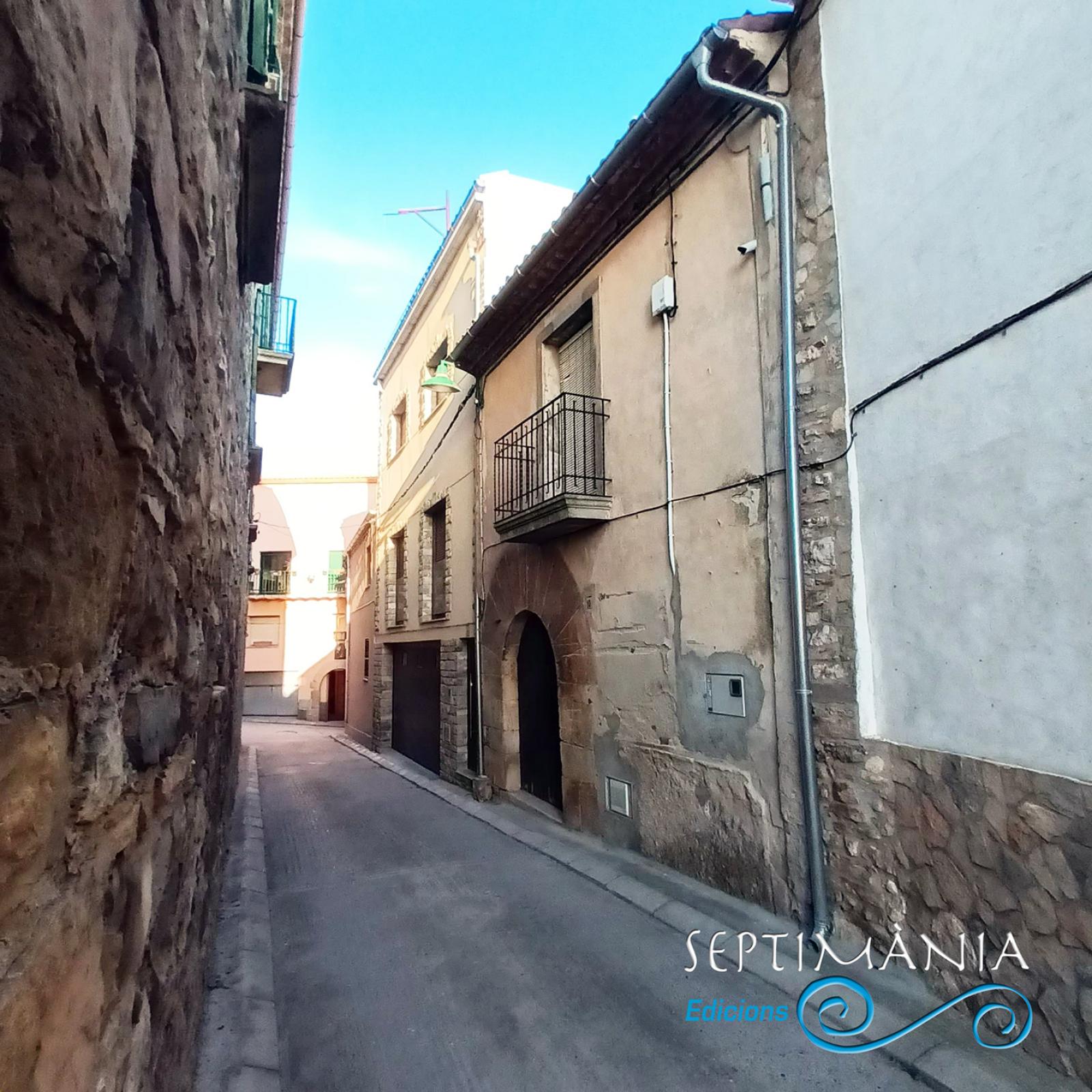 13.04.2024 Al carrer Major, dues cases ben antigues.  Granyena de Segarra. -  J. Bibià